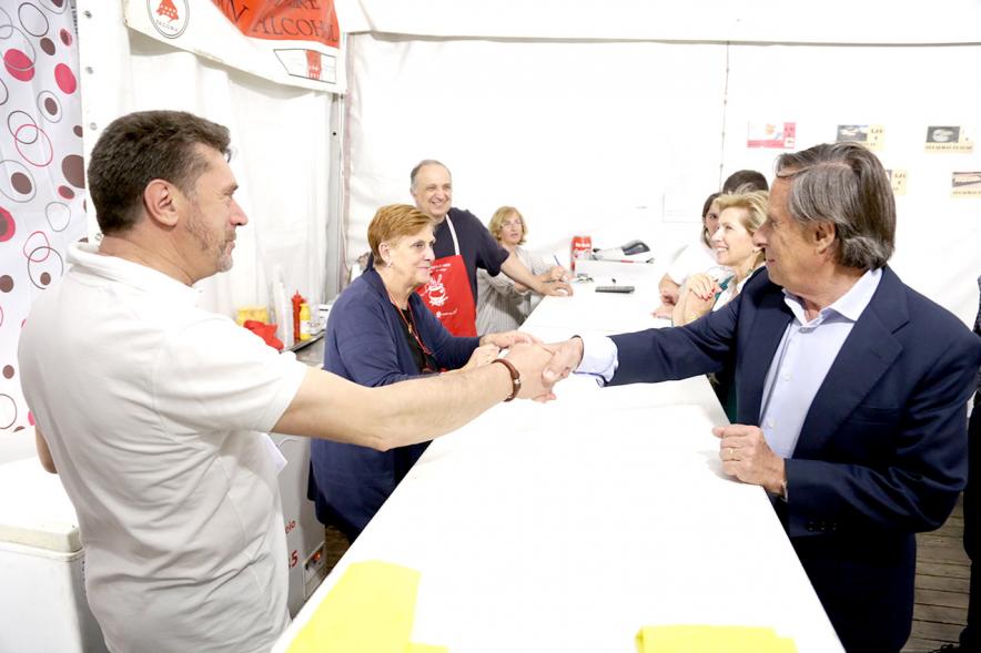 Alcalde García de Vinuesa saludando a un voluntario