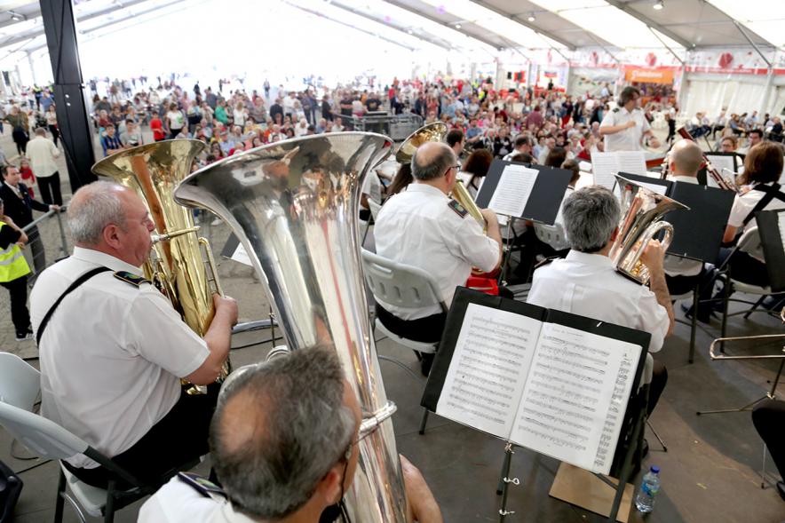 Miembros de la banda tocan instrumentos de viento
