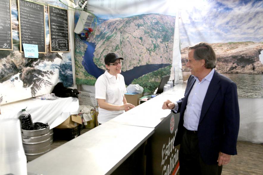 Alcalde García de Vinuesa charla con voluntaria