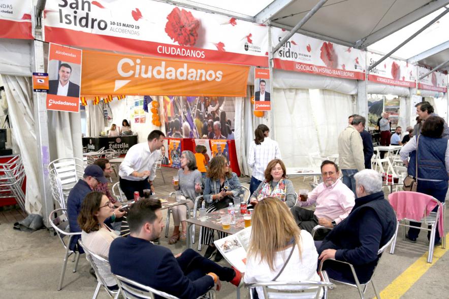 Asistentes en el exterior de la caseta de Ciudadanos