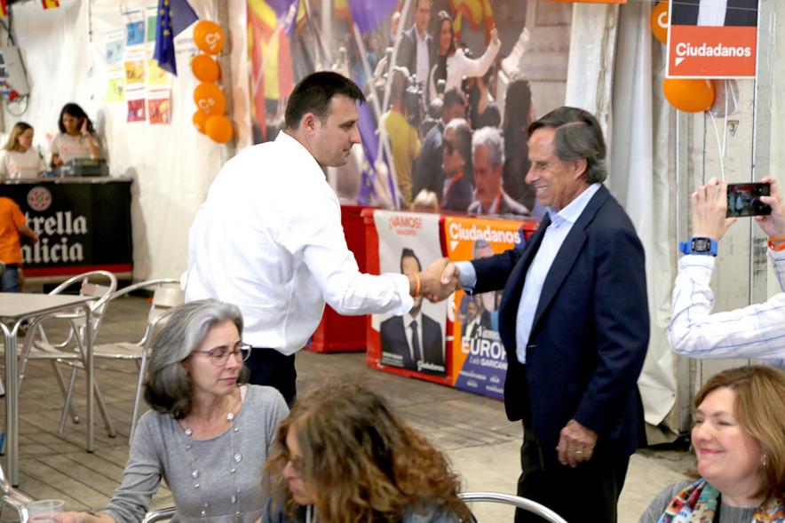 Alcalde García De Vinuesa estrecha la mano de Concejal Molins