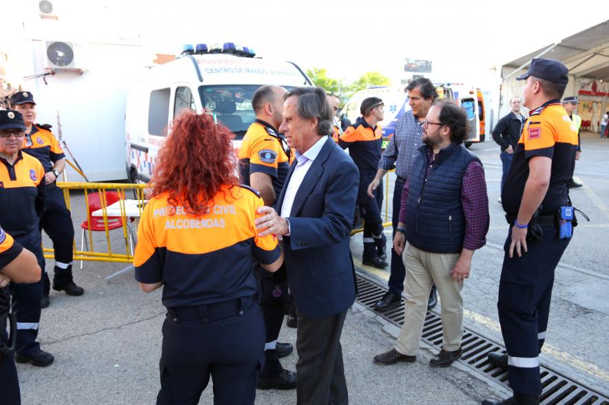 Miembros del ayuntamiento con Protección Civil