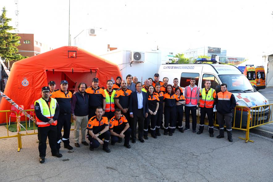Miembros del consistorio posan con miembros de protección civil