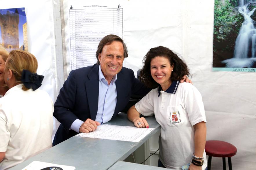 Alcalde García de Vinuesa charla con voluntaria