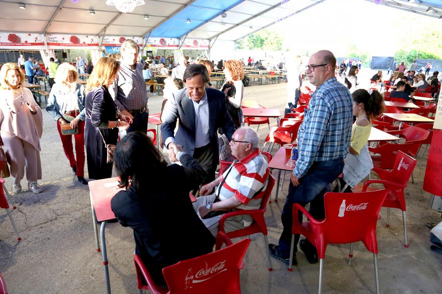 Alcalde Saludando ciudadanos