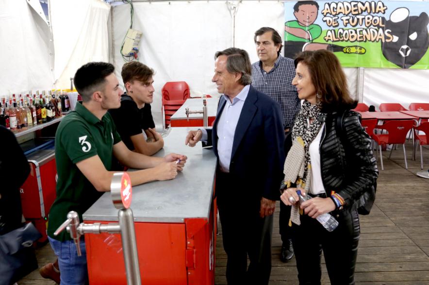 Miembros del consistorio saludando a voluntarios de la academia de fútbol de alcobendas
