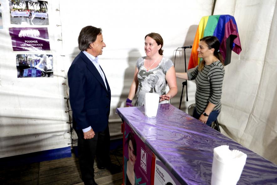 Alcalde García De Vinuesa Charla con voluntarias de la caseta de Podemos