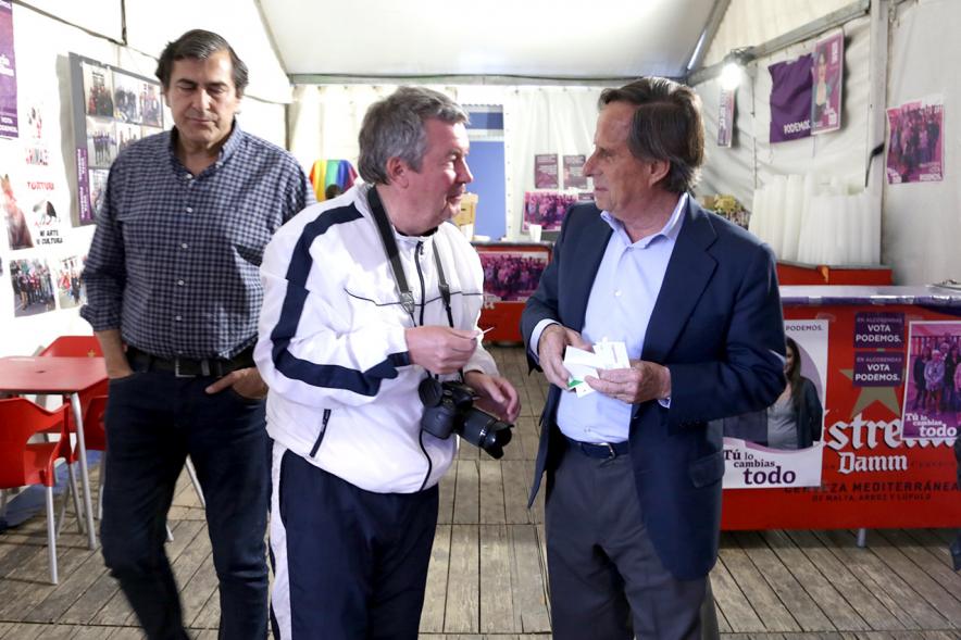 Miembros del consistorio saludan a un ciudadano