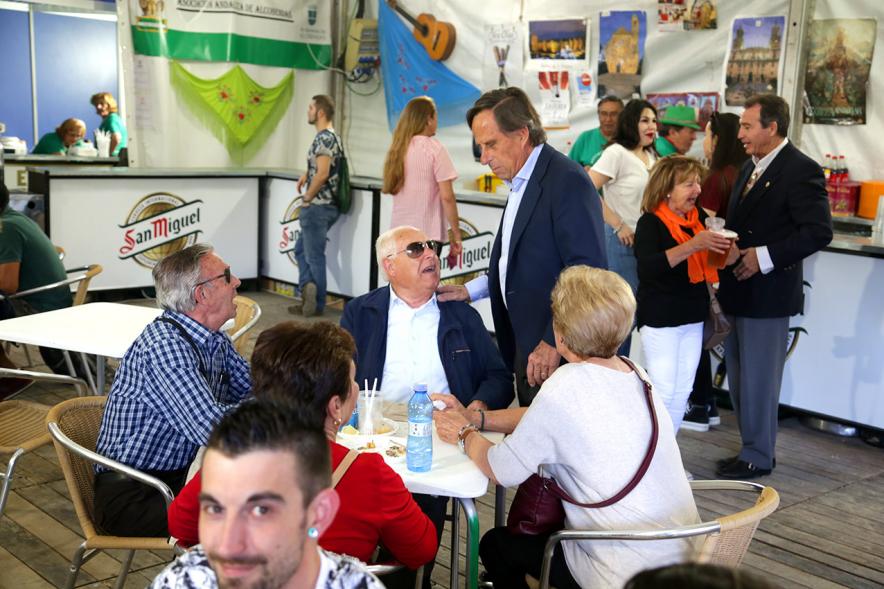 Alcalde charlando con ciudadanos
