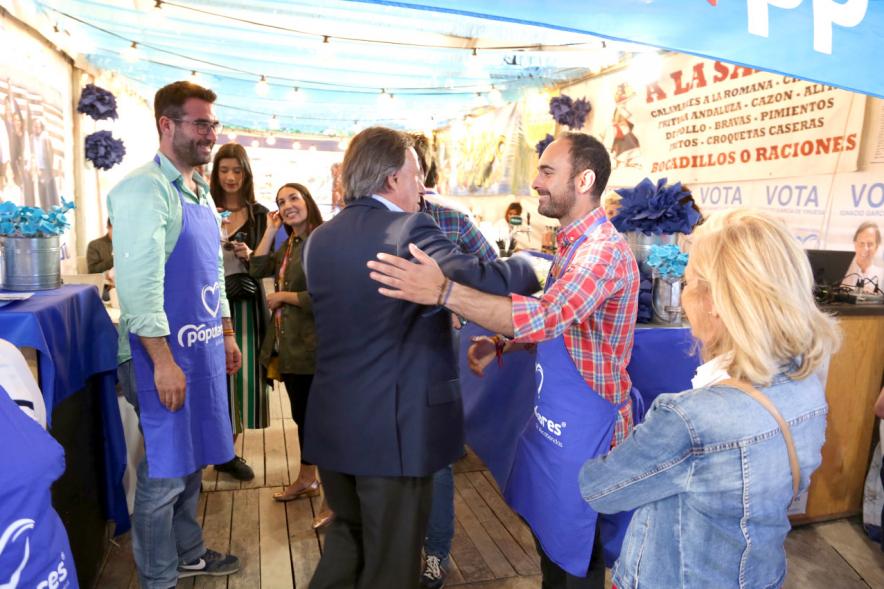Alcalde García de Vinuesa charla con voluntarios en caseta del Partido Popular
