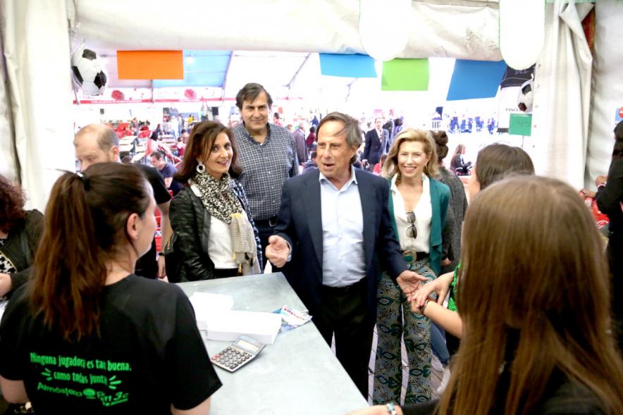 Miembros del consistorio saludando a voluntarios
