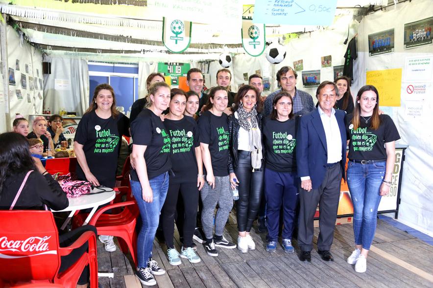 Miembros del consistorio con voluntarios de la escuela de fútbol femenino
