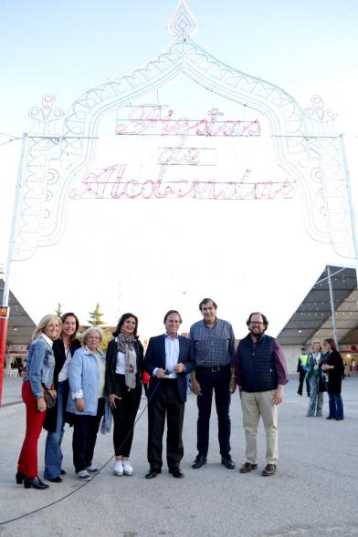 Miembros del consistorio bajo el pórtico de luces