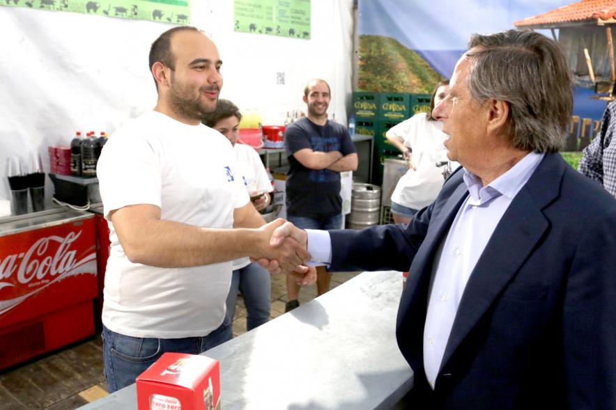 Alcalde García de Vinuesa estrecha la mano de un voluntario