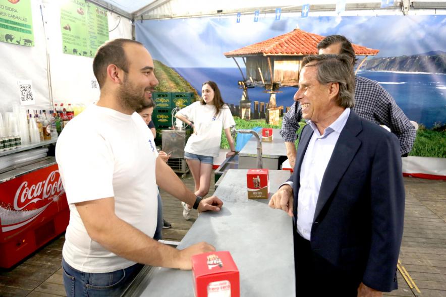 Alcalde García de Vinuesa charla con ciudadano