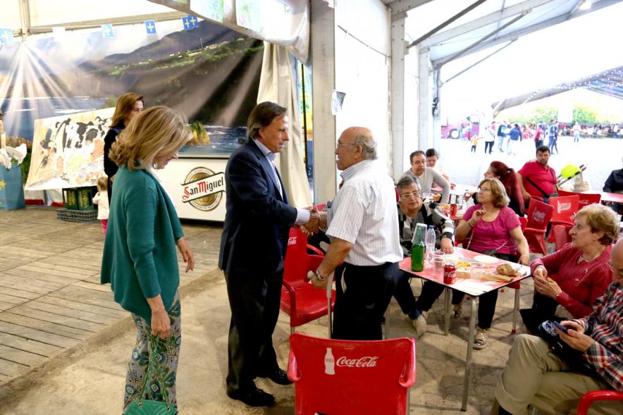 Alcalde García de Vinuesa charla con ciudadano