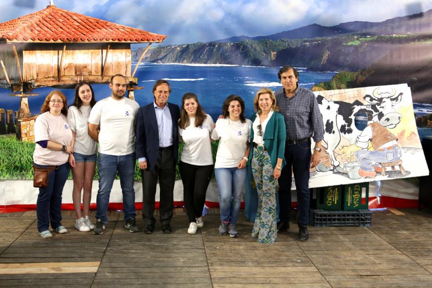 Miembros del consistorio posan con voluntarios en caseta regional