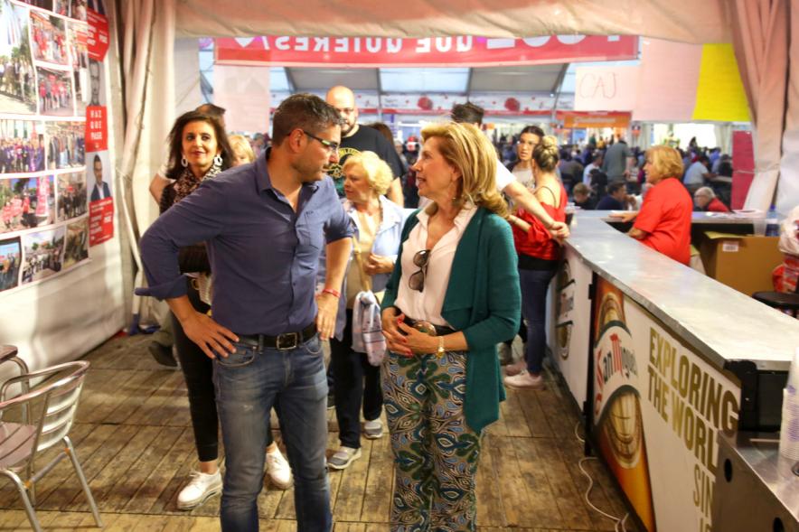Miembros del consistorio en caseta del PSOE
