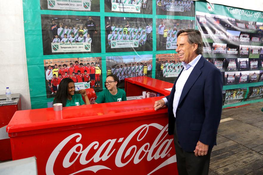 Alcalde García de Vinuesa charla con voluntarias de la escuela femenina de fútbol