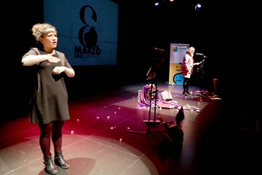 Recital Benéfico de Poesía Mujeres Poetas - Imagen de la intérprete del lenguaje de signos y a la derecha la poeta.