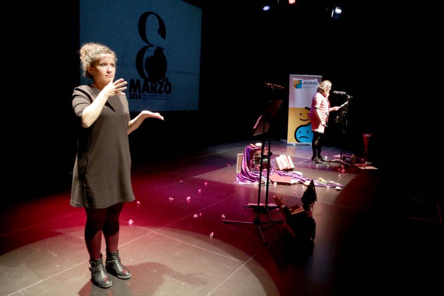 Recital Benéfico de Poesía Mujeres Poetas -  Imagen de la intérprete del lenguaje de signos y a la derecha la poeta.