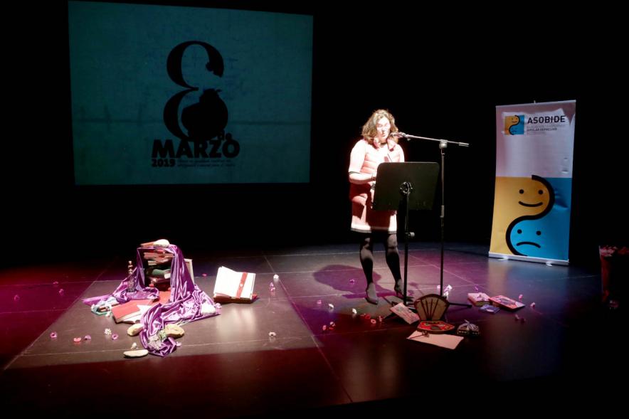 Recital Benéfico de Poesía Mujeres Poetas -  Panorámica del escenario a media luz , la poeta, los enseres del decorado.