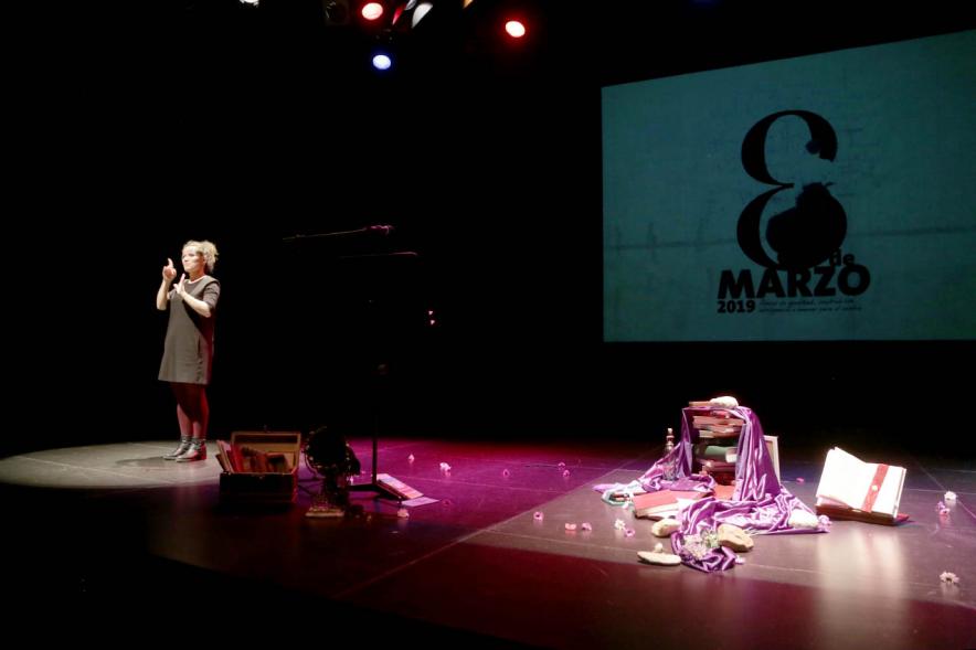 Recital Benéfico de Poesía Mujeres Poetas - Panorámica del escenario con la poeta y  los enseres del decorado.