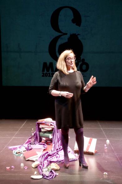 Recital Benéfico de Poesía Mujeres Poetas - Imagen de Rosa García recitando. 