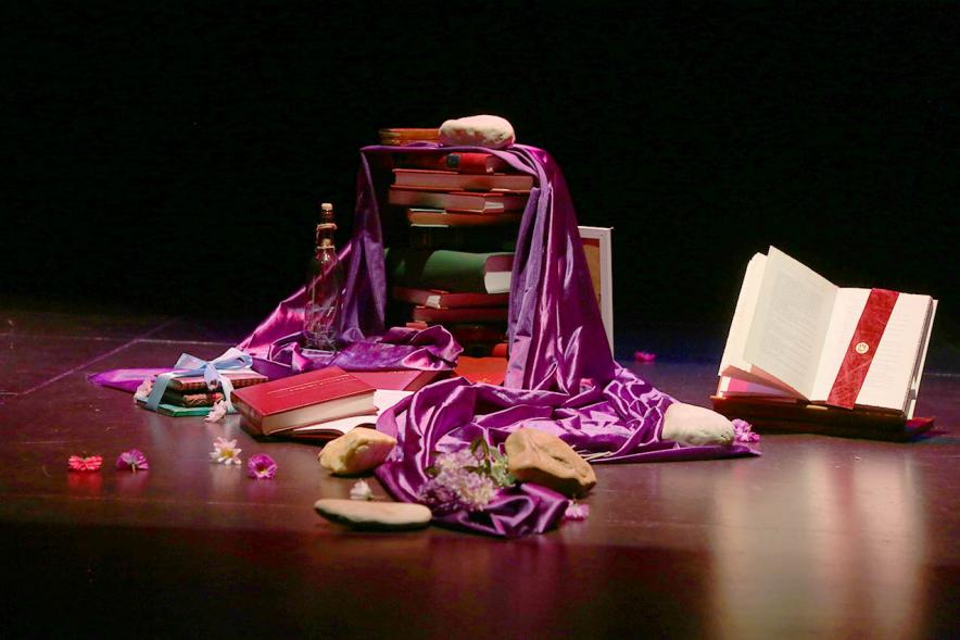 Recital Benéfico de Poesía Mujeres Poetas - Primer plano del decorado del escenario.