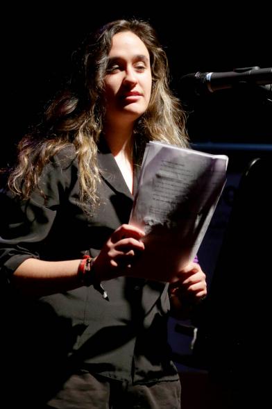 Recital Benéfico de Poesía Mujeres Poetas - Primer plano de una de las poetas.