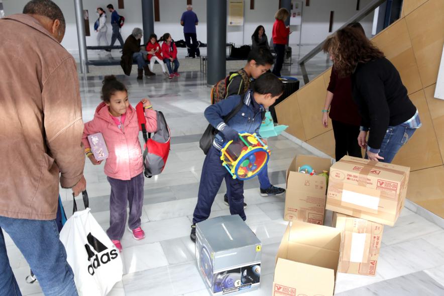 Campaña de Recogida de Juguetes -  Niños recibiendo los juguetes.
