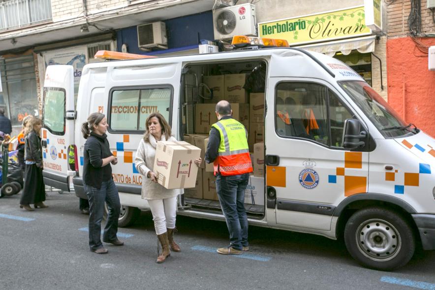 Campaña Recogida de Juguetes 2017 - Imagen de personas descargando una furgoneta llena de los juguetes recogidos.
