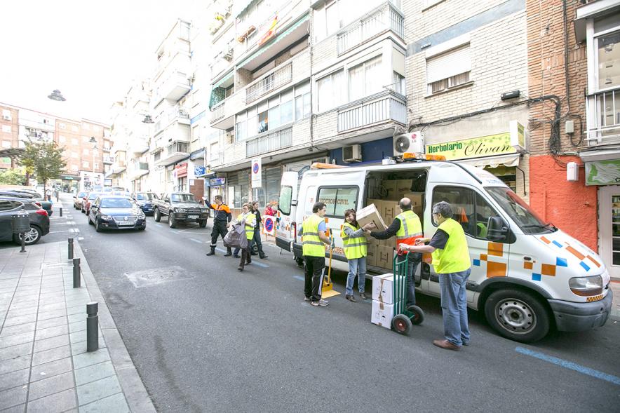 Campaña Recogida de Juguetes 2017 - Imagen de personas descargando una furgoneta llena de los juguetes recogidos.