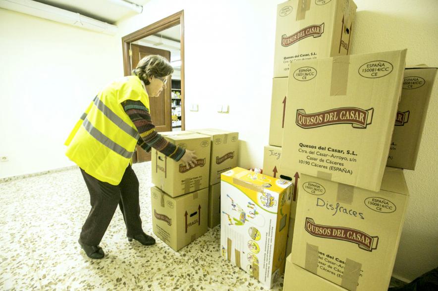 Campaña Recogida de Juguetes 2017 - Imagen de una persona colocando en cajas los juguetes recogidos.
