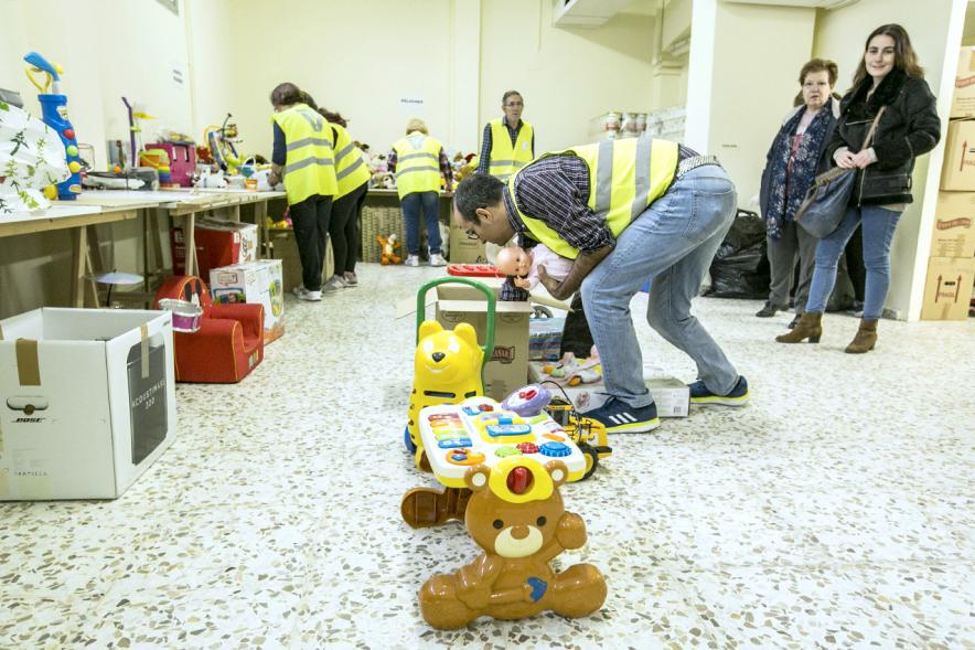 Campaña Recogida de Juguetes 2017 - Imagen de una persona colocando en cajas los juguetes recogidos.