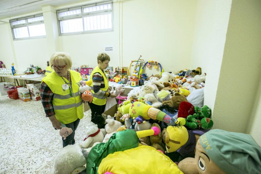 Campaña Recogida de Juguetes 2017 - Imagen de personas colocando los peluches recibidos.