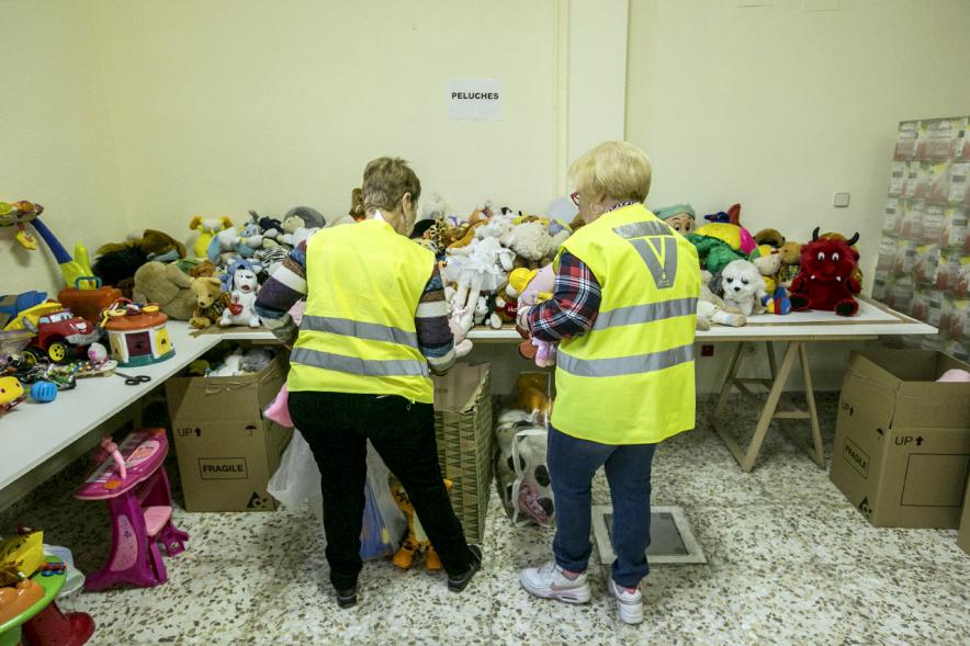 Campaña Recogida de Juguetes 2017 - Imagen de personas colocando en cajas los juguetes recogidos.
