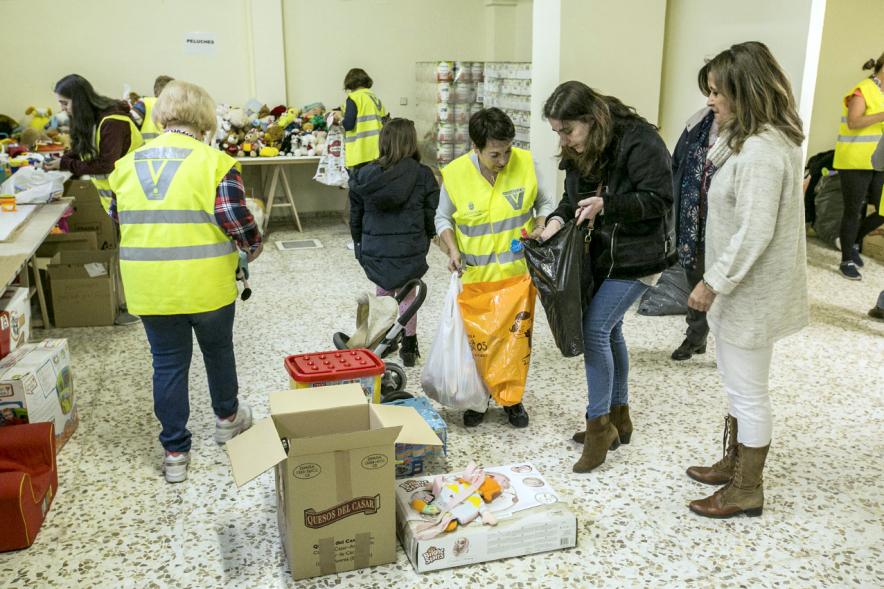 Campaña Recogida de Juguetes 2017 - Imagen de personas entregando juguetes alos voluntarios.