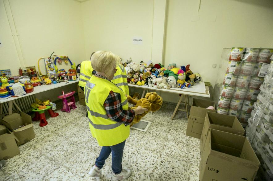 Campaña Recogida de Juguetes 2017 - Imagen de una persona colocando los peluches recibidos.