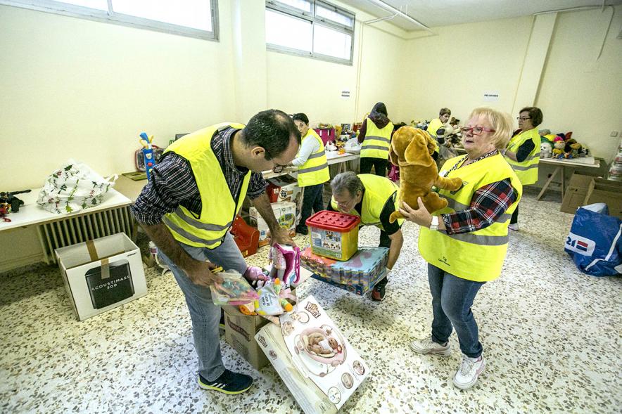 Campaña Recogida de Juguetes 2017 - Imagen de personas guardando los juguetes recogidos.