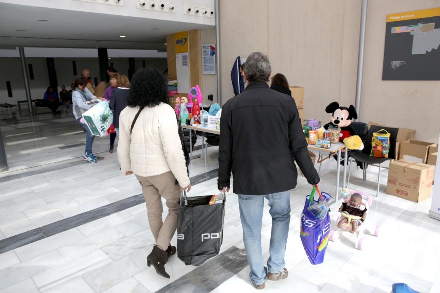 Campaña de Recogida de Juguetes -   Los ciudadanos donan juguetes.