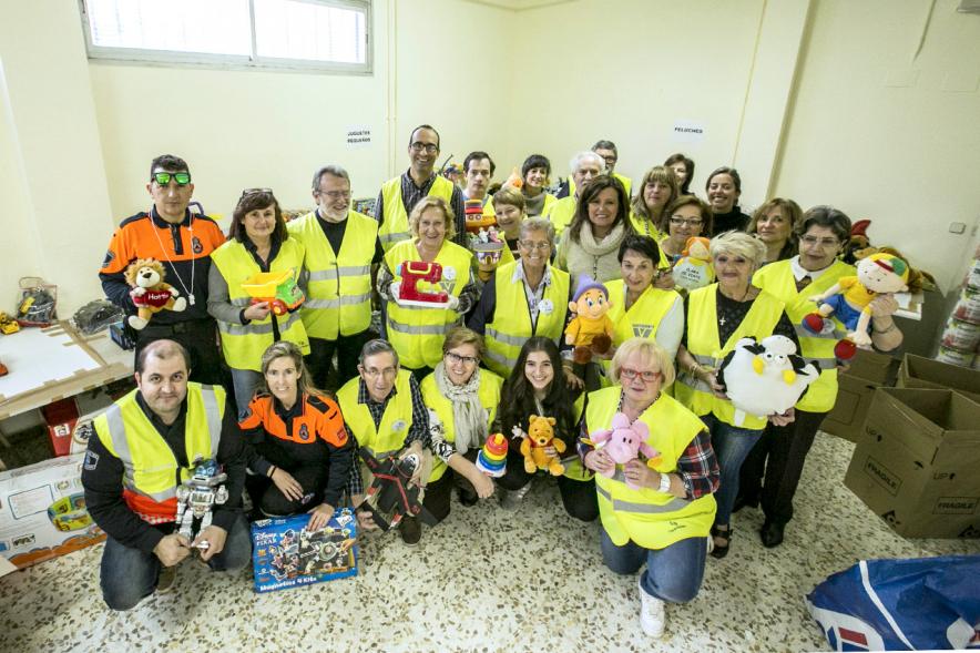 Campaña Recogida de Juguetes 2017 - Imagen de todos los voluntarios fotografiados con un juguete.
