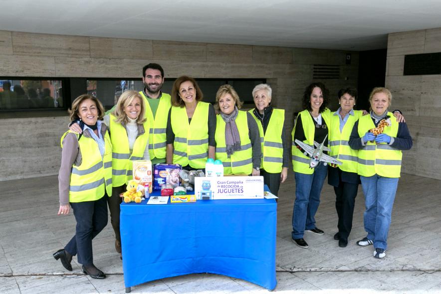 Campaña Recogida de Juguetes 2017 - Imagen los voluntarios en una mesa en la calle de recogida de juguetes.