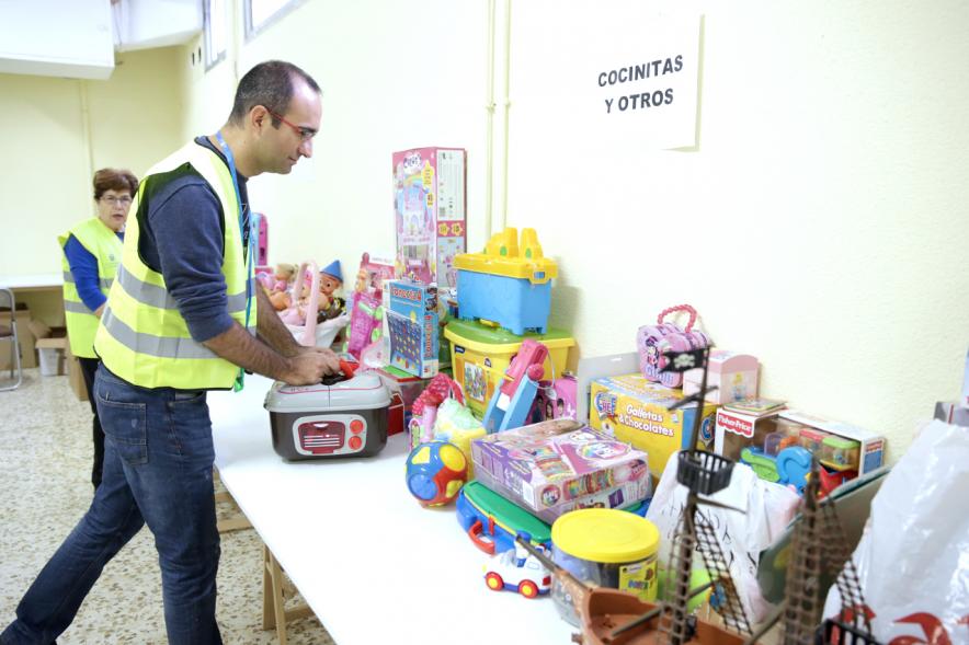 Campaña de Recogida de Juguetes -  El equipo coloca los juguetes.