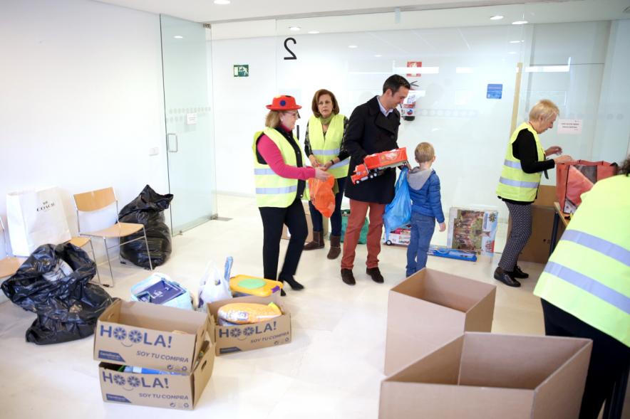 Campaña de Recogida de Juguetes -  El equipo coloca los juguetes.