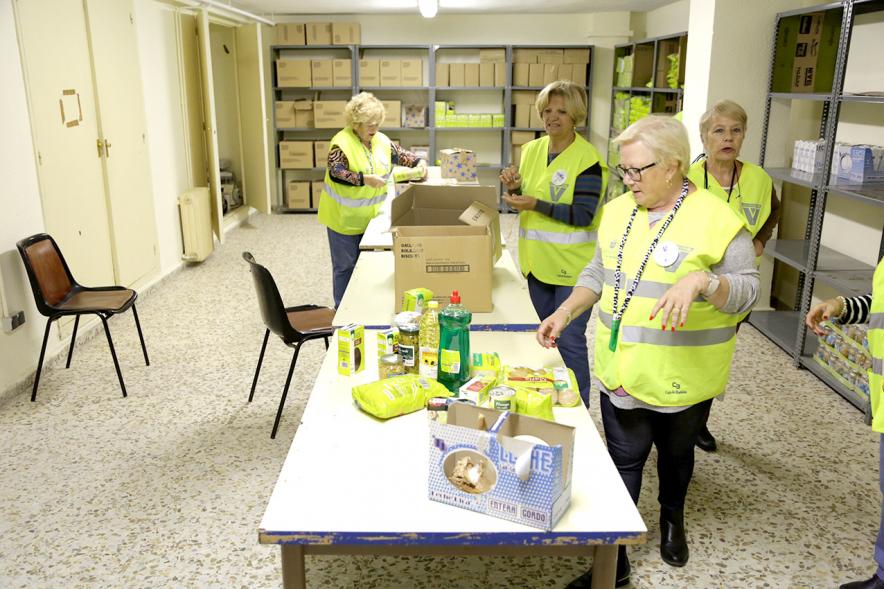 Inicio Campaña Recogida de Juguetes 2018 - Imagen de unas voluntarias que además de juguetes recogen todo tipo de artículos para la casa y comida.
