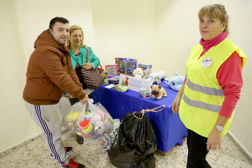 Inicio Campaña Recogida de Juguetes 2018 -  Imagen de personas entregando una bolsa con juguetes a una voluntaria.