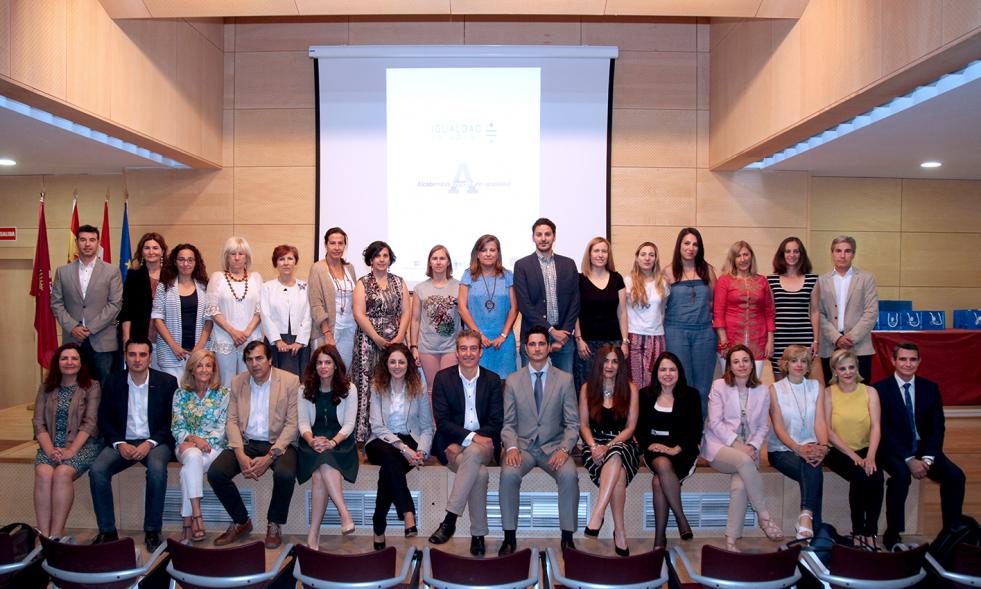 Entrega Reconocimiento Empresas por Igualdad Salarial y Alcobendas Concilia - Imagen de todos los homenajeados.