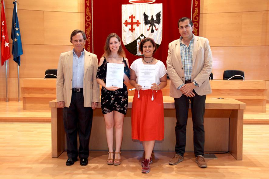 Reconocimiento Alumnas con Mejor Expediente Curso 2016-17 - Posado  de las alumnas  reconocidas con las autoridades.