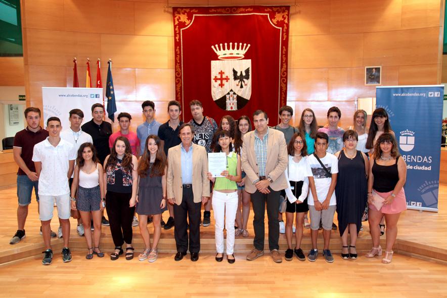 Reconocimiento Alumna ESO Colegio Juan XXIII - Grupal del alcalde con los alumnos.